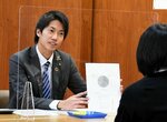 引き出した内容から顧客に最適な情報を提供する参加者（左）