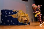 「とっとり日本遺産フォーラム・麒麟（きりん）獅子舞フェスタ２０２４」の中ではステージイベントとして、ゲスト出演した和歌山県海南市の「藤白の獅子舞」のほか、鳥取県東部や兵庫県北但西部の１市６町でつくる「麒麟のまち圏域」で活動する麒麟獅子舞保存会１７団体の演舞もあった。 　藤白の獅子舞は、獅子がすみかの洞穴から春の陽気に誘われて出てきたところを、てんぐに扮（ふん）した猿田彦命（さるたひこのみこと）が人間に危険がないように巻物を使ってあやしながらすみかに帰らせるストーリー。全長約６メートルの獅子を保存会のメンバー５人で操り、まるで獅子が生きているかのような迫力のある演技に、来場者は食い入るように見つめていた。 　圏域内の保存会による麒麟獅子舞が披露されたほか、最後には各地の獅子舞がステージ上に集結した。鳥取市河原町袋河原の藤原來明（らいあ）さん（９）は「地域ごとで動きに違いがあって面白かった。藤白の舞は迫力がすごかった」と話した。（西田周平）