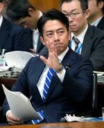 　衆院農林水産委で答弁のため挙手する小泉農相＝２８日午前