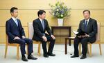 　自民党の小野寺政調会長（中央）、公明党の岡本政調会長（左）と面会する石破首相＝２２日午後、首相官邸