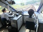 スーパーはくと先頭車両の景色を満喫する参加者（右）＝智頭急行提供