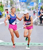 高校総合　洛南Ａは６区橋本（左）からリレーした７区岡田の力走で逆転勝ちした