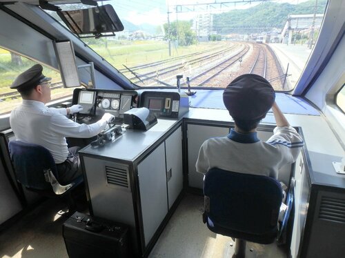 スーパーはくと先頭車両の景色を満喫する参加者（右）＝智頭急行提供