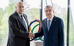 　ＩＯＣのバッハ会長（右）と握手するパレスチナ・オリンピック委員会のラジューブ会長＝４月、スイス・ローザンヌ（ＩＯＣ提供）