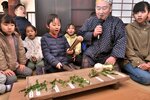 大声を出しながらまな板を包丁などで打ち鳴らす児童＝５日、鳥取市河原町渡一木の河原歴史民俗資料館