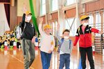 班長のかけ声に合わせて横断する児童ら