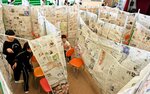 新聞紙の迷路を楽しむ子どもら