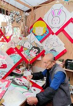 「コロナを跳び越え平穏な年に」と願いを込め、凧を作る松嶋さん＝１５日、倉吉市瀬崎町