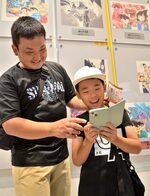 謎解きラリーを楽しむ親子＝１５日、北栄町由良宿の青山剛昌ふるさと館