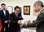 ５千筆を超える署名を中西福祉保健部長（右）に手渡す清水代表（中央）らメンバー＝２３日、鳥取県庁