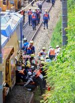 　保守用車同士が衝突した現場で、復旧作業をする作業員＝２２日午後、愛知県蒲郡市