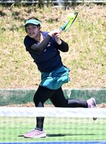 女子シングルス決勝　優勝を果たした春山のぞみ＝どらドラパーク米子庭球場