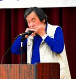 【弾む音色】中途失明者の今岡広之さん（７０）がハーモニカで「大阪ラプソディー」と「六甲おろし」を披露。会場を楽しませた