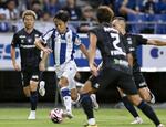 　Ｇ大阪―Ｒソシエダード　前半、ドリブルで攻め込むレアル・ソシエダードの久保（中央）＝パナスタ