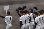 　開会式で背番号５の貴田さんを先頭に帽子を取る選手たち＝２０２４年７月９日、青森市、ダイシンベースボールスタジアム（弘前学院聖愛高校提供）