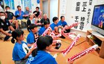 声を上げて三上選手を応援する米子ダイビングクラブのメンバーら＝２１日、米子市諏訪