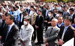 候補者の第一声を聞く有権者。補選唯一の与野党決戦に全国から注目が集まっている＝１６日、松江市内