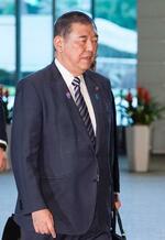 　首相官邸に入る石破首相＝２７日午前