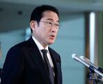 　首相官邸で記者団の取材に応じる岸田首相＝１２日午後