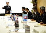大阪・関西万博の情報発信や県内誘客に向け、部局横断の連携を指示する平井知事（左）＝１１日、鳥取県庁