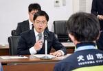 　愛知県犬山市役所で、空自のＴ４練習機墜落事故について原欣伸市長（手前）に説明する金子容三防衛政務官＝１５日午後