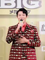 　発表会に登場した鈴木亮平＝２６日、東京都港区
