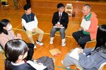 ボードを見せながら意見交換をする参加者