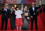　カンヌ国際映画祭のレッドカーペットで声援に応える鈴木唯さん（中央左）や石田ひかりさん（中央右）ら「ルノワール」のスタッフ、キャスト＝１７日（ロイター＝共同）