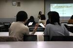 　片耳難聴者が困る状況を想定して、相手への伝え方のロールプレイングを行う講演会の参加者＝２０２５年３月、東京