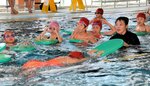 温水プールで水泳の授業を受ける児童たち＝３日、境港市中野町