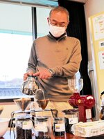 【ほっと一息】焙煎コーヒー教室の講師、太田昭宏さんによるこだわりのコーヒー販売も。会場は芳醇な香りに包まれた