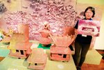 貴重な埴輪や人骨が展示される遺跡展を前に来場を呼びかける中野主事＝２０日、湯梨浜町久留の町羽合歴史民俗資料館
