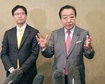 　取材対応する立憲民主党の野田代表（右）＝１１日午後、北九州市