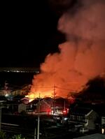炎が上がる住宅＝２８日午前、大山町御来屋