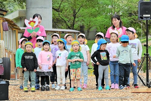 歌を歌って２５周年を祝う園児ら＝１８日、南部町のとっとり花回廊