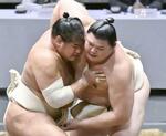 　２日の稽古総見で汗を流す豊昇龍（左）と大の里＝両国国技館