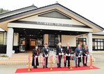 施設の開所を祝う関係者＝２日、香美町村岡区村岡の「笑顔の森むらおか」