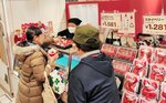 イチゴを買い求める来店客ら