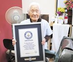 「世界最高齢の女性現役理容師」のギネス記録の認定証を持つ箱石シツイさん＝５日午後、栃木県那珂川町