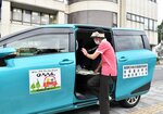 住民ドライバーによる共助交通「ＡＩ乗合タクシー　のりりん」に乗車する住民＝１０月上旬、智頭町智頭の町総合案内所前