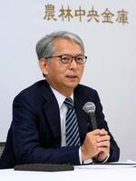 　記者会見する農林中央金庫の奥和登理事長＝２２日午後、東京都内