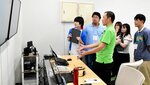 智頭町の担当者からコールセンターの様子について説明を受ける学生ら＝２７日、同町智頭ののりりんコールセンター