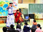 馬頭琴の演奏に耳を傾ける児童たち＝１３日、新温泉町高末の浜坂東小