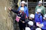 　中部電力浜岡原発の敷地北側の断層を調べる原子力規制委員会の担当者ら＝１６日午後、静岡県御前崎市