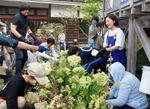 　「一人一花」の活動で、花壇に花を植える常盤貴子さん（右から２人目）ら＝１４日午前、石川県輪島市