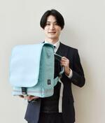　「反射板が下の方にあります。傘を差しても見えやすく、車を運転する人が子どもの存在に気づきやすくなります」と話すフットマークの山田樹さん
