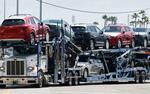 　米ロサンゼルス港で自動車を運ぶ運搬業者＝３日（ゲッティ＝共同）