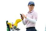 　ゴルフの全米女子オープン選手権開幕を控え、会場となるエリンヒルズの１０番ティーグラウンドに立つ笹生優花＝２７日、ウィスコンシン州エリン（ゲッティ＝共同）