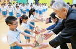 園児からお礼の写真立てを受け取る清水さん（手前右）