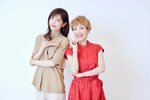 化粧品業界に革命を起こした２人の女性創業者を演じる明日海りお（左）と戸田恵子(C)石阪大輔